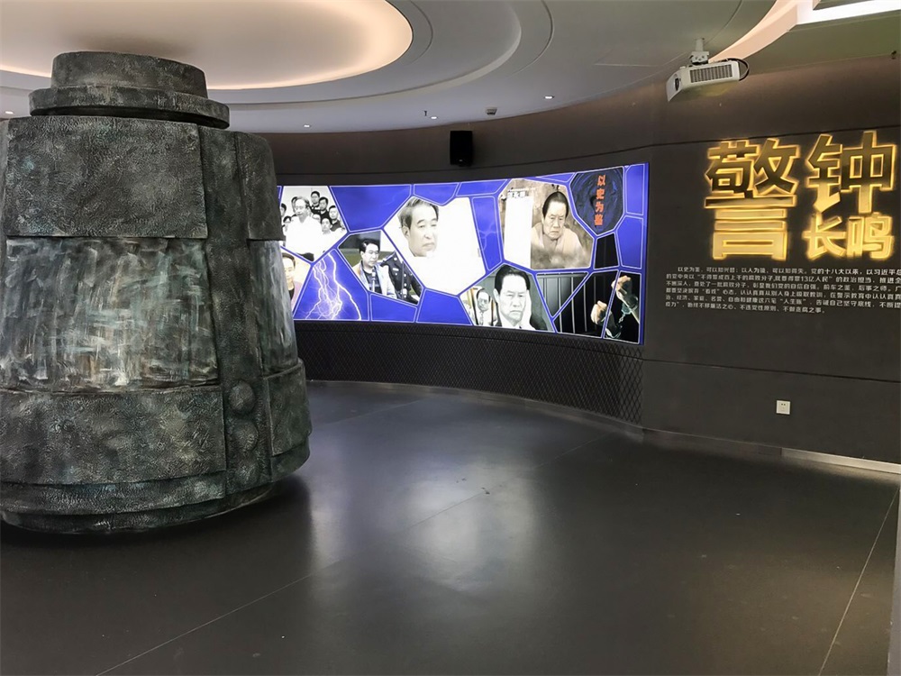如何通過紅色展館設(shè)計(jì)突出黨的先進(jìn)性對國家和人民的貢獻(xiàn)？